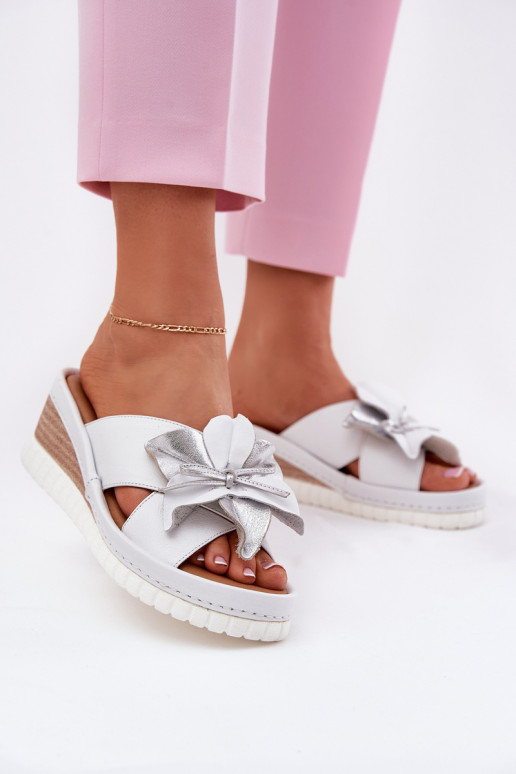 Zapatillas de cuero Femenino en una cuña Con decoraciones Una flor Artiker 54C0538 Blanco-color plata Zapatillas de cuero Femenino en una cuña Con decoraciones Una flor Artiker 54C0538 Blanco-color plata