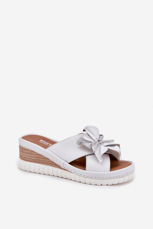 Zapatillas de cuero Femenino en una cuña Con decoraciones Una flor Artiker 54C0538 Blanco-color plata Zapatillas de cuero Femenino en una cuña Con decoraciones Una flor Artiker 54C0538 Blanco-color plata