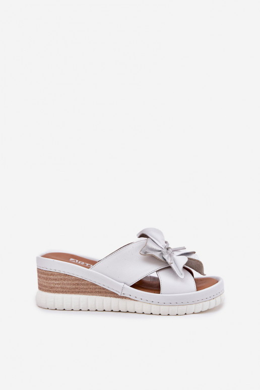 Zapatillas de cuero Femenino en una cuña Con decoraciones Una flor Artiker 54C0538 Blanco-color plata Zapatillas de cuero Femenino en una cuña Con decoraciones Una flor Artiker 54C0538 Blanco-color plata