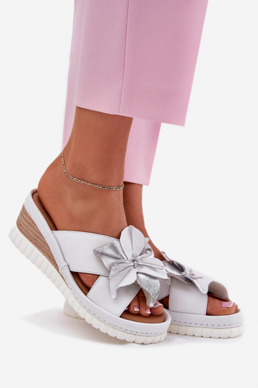 Zapatillas de cuero Femenino en una cuña Con decoraciones Una flor Artiker 54C0538 Blanco-color plata Zapatillas de cuero Femenino en una cuña Con decoraciones Una flor Artiker 54C0538 Blanco-color plata