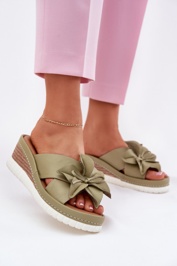 Pantuflas de piel verdes para mujer con decoración de flores Artiker 52C0503