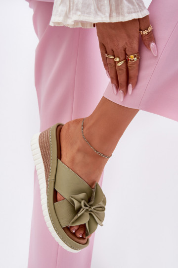 Zapatillas de cuero Femenino en una cuña Con decoraciones Una flor Artiker 52C0503 color verde 2