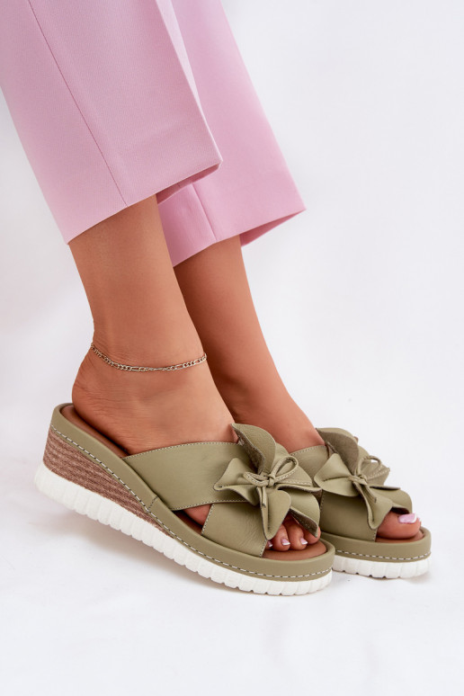 Zapatillas de cuero Femenino en una cuña Con decoraciones Una flor Artiker 52C0503 color verde Zapatillas de cuero Femenino en una cuña Con decoraciones Una flor Artiker 52C0503 color verde