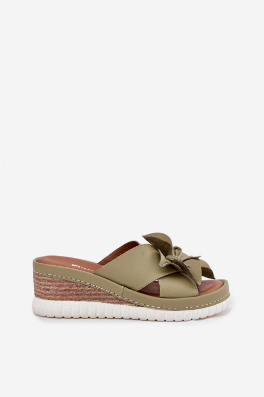 Zapatillas de cuero Femenino en una cuña Con decoraciones Una flor Artiker 52C0503 color verde Zapatillas de cuero Femenino en una cuña Con decoraciones Una flor Artiker 52C0503 color verde