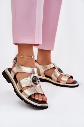Sandalias de mujer con efecto charol y detalles decorativos Artiker 56C0689 color dorado