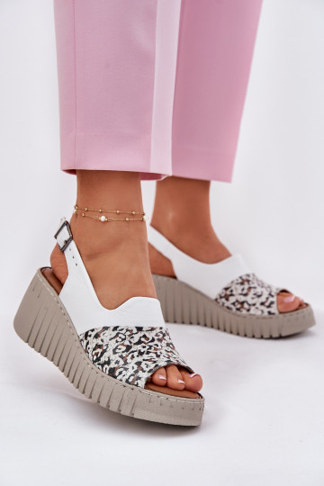 Sandalias de mujerActivadoturalnej Skóry en una cuña Artiker 56C0958 el color blanco 2