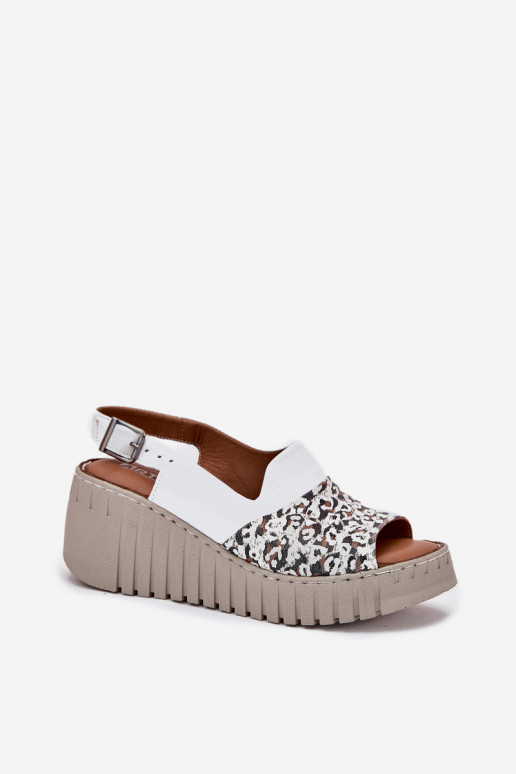 Sandalias de mujerActivadoturalnej Skóry en una cuña Artiker 56C0958 el color blanco Sandalias de mujerActivadoturalnej Skóry en una cuña Artiker 56C0958 el color blanco