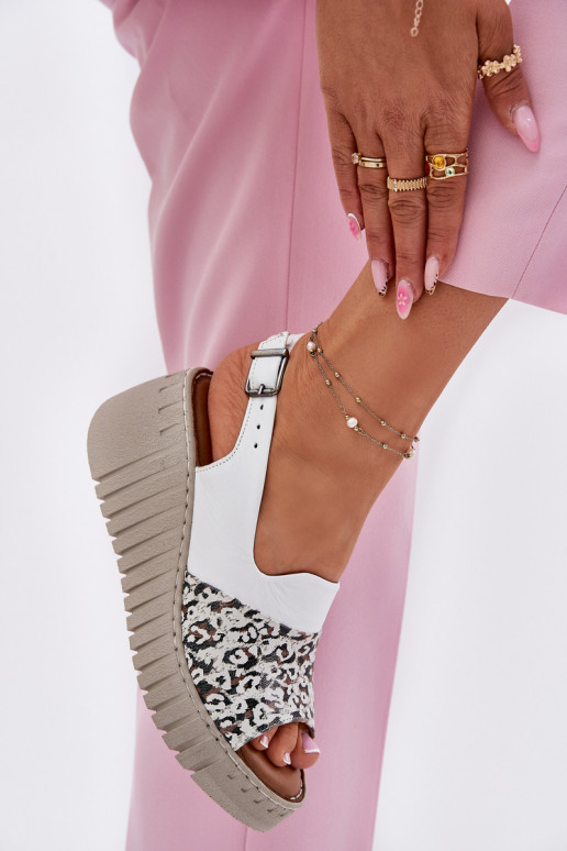 Sandalias de mujerActivadoturalnej Skóry en una cuña Artiker 56C0958 el color blanco Sandalias de mujerActivadoturalnej Skóry en una cuña Artiker 56C0958 el color blanco