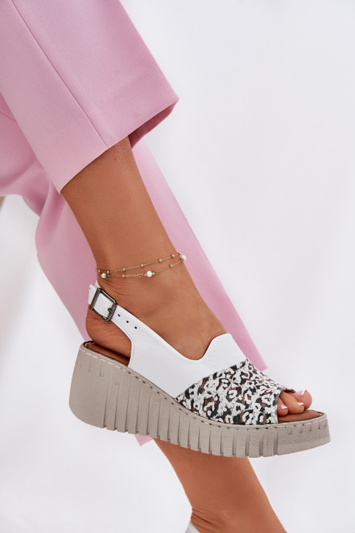 Sandalias de mujerActivadoturalnej Skóry en una cuña Artiker 56C0958 el color blanco Sandalias de mujerActivadoturalnej Skóry en una cuña Artiker 56C0958 el color blanco