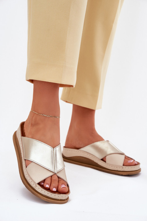 Zapatillas de cuero Femenino con una plataforma Tiene queciejka L4986-37 beige-color dorado Zapatillas de cuero Femenino con una plataforma Tiene queciejka L4986-37 beige-color dorado