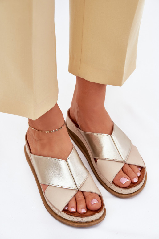 Zapatillas de cuero Femenino con una plataforma Tiene queciejka L4986-37 beige-color dorado Zapatillas de cuero Femenino con una plataforma Tiene queciejka L4986-37 beige-color dorado