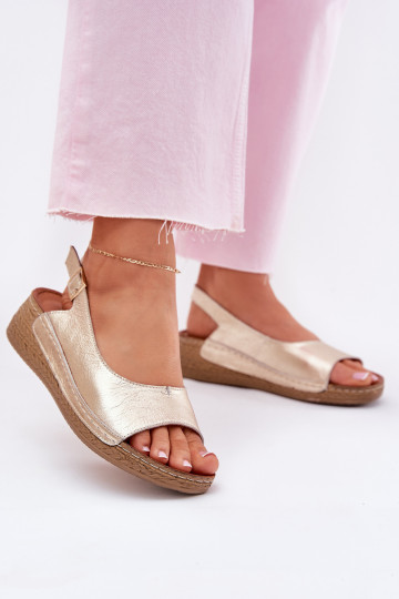 Sandalias de mujer Femenino en una cuña Tiene queciejka L7069 -25 color dorado