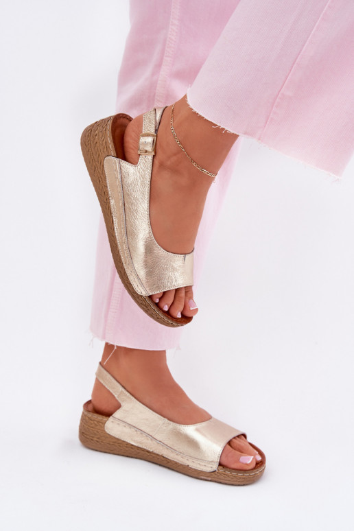 Sandalias de mujer Femenino en una cuña Tiene queciejka L7069 -25 color dorado Sandalias de mujer Femenino en una cuña Tiene queciejka L7069 -25 color dorado