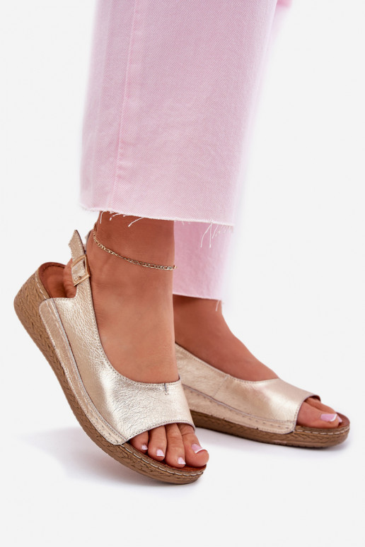 Sandalias de mujer Femenino en una cuña Tiene queciejka L7069 -25 color dorado Sandalias de mujer Femenino en una cuña Tiene queciejka L7069 -25 color dorado