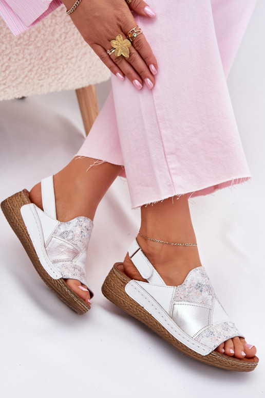 Sandalias de mujer Femenino en una cuña Con Trenza Tiene queciejka L7067-11 el color blanco Sandalias de mujer Femenino en una cuña Con Trenza Tiene queciejka L7067-11 el color blanco