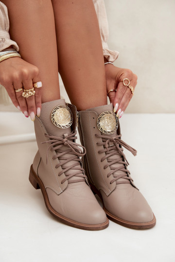 Botines de cuero para mujer con tacones anchos y detalles en color dorado Zazoo 3084 en color arena