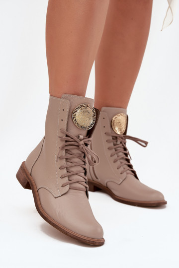 Botines de cuero para mujer con tacones anchos y detalles en color dorado Zazoo 3084 en color arena 2