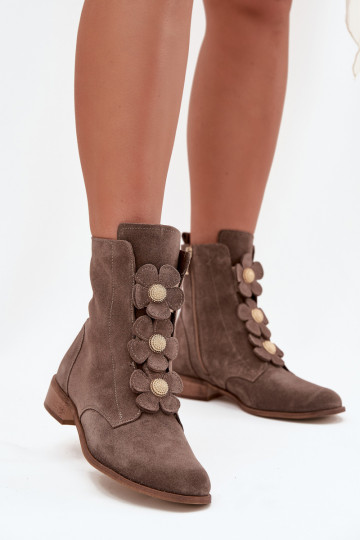 Botas de ante para mujer con elegantes detalles de flores Zazoo 3085 en color arena 2