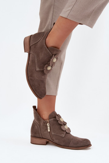 Botas de ante para mujer con elegantes detalles de flores Zazoo 3080 en color arena
