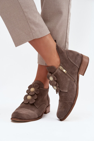 Botas de ante para mujer con elegantes detalles de flores Zazoo 3080 en color arena 2
