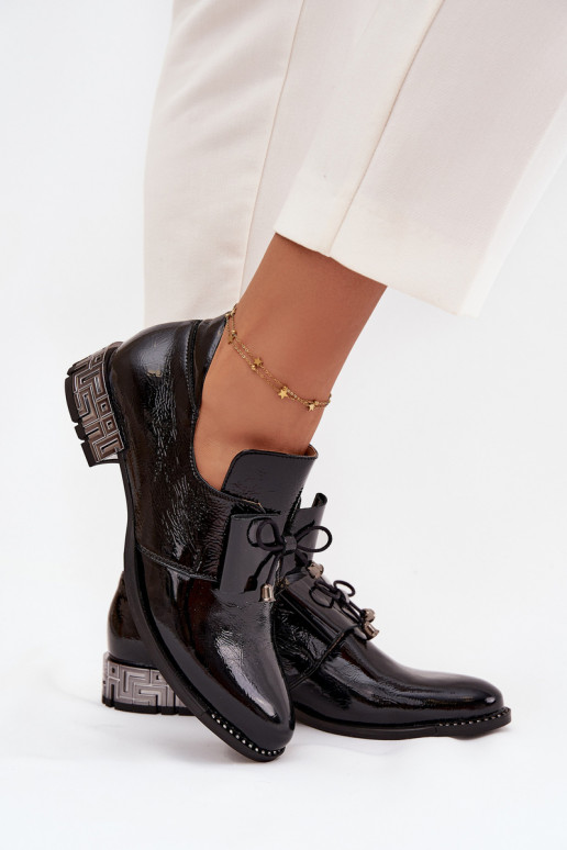 con efecto barniz zapatos Femenino En un tacón bajo con cintas Zazoo 1399 de color negro