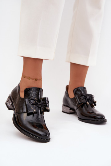 con efecto barniz zapatos Femenino En un tacón bajo con cintas Zazoo 1399 de color negro 2