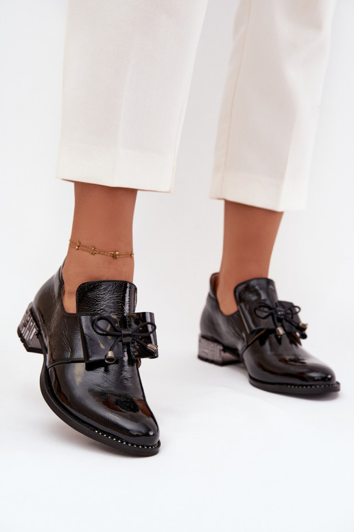 con efecto barniz zapatos Femenino En un tacón bajo con cintas Zazoo 1399 de color negro