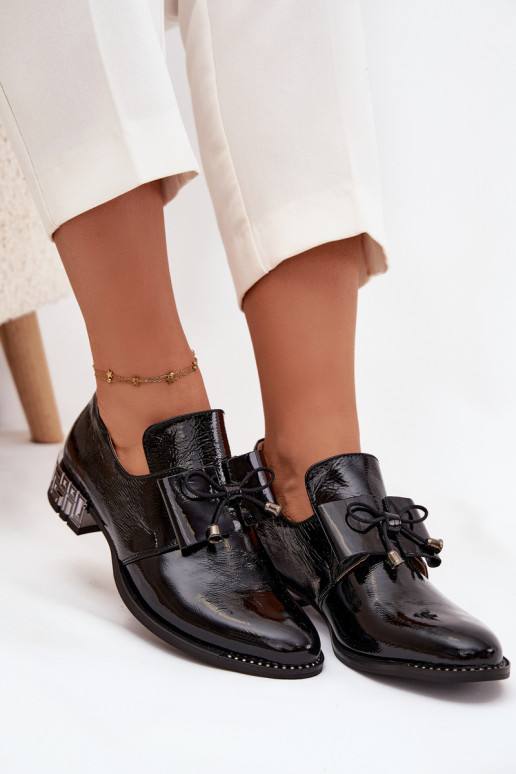 con efecto barniz zapatos Femenino En un tacón bajo con cintas Zazoo 1399 de color negro