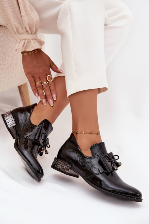 con efecto barniz zapatos Femenino En un tacón bajo con cintas Zazoo 1399 de color negro