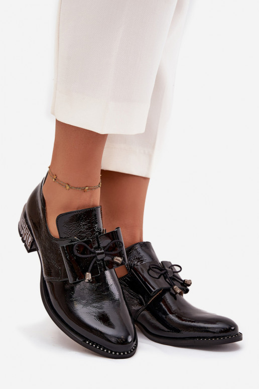 con efecto barniz zapatos Femenino En un tacón bajo con cintas Zazoo 1399 de color negro