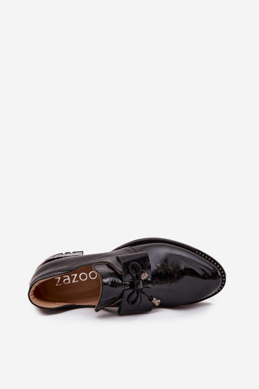 con efecto barniz zapatos Femenino En un tacón bajo con cintas Zazoo 1399 de color negro