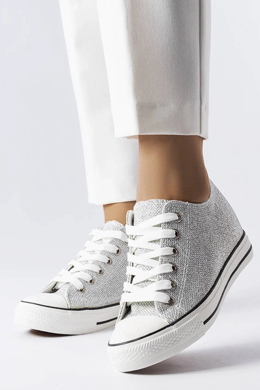 Zapatillas plateadas brillantes con... Zapatillas plateadas brillantes con...