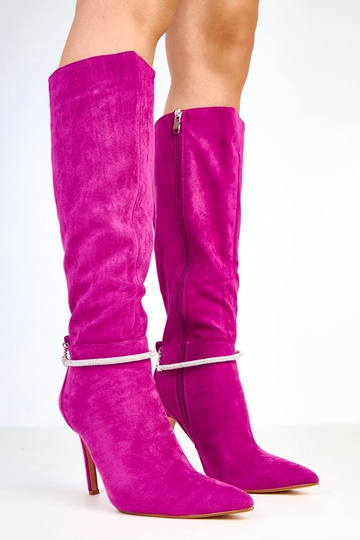 Botas altas de ante violetas con cadena decorativa, de tacón Skye