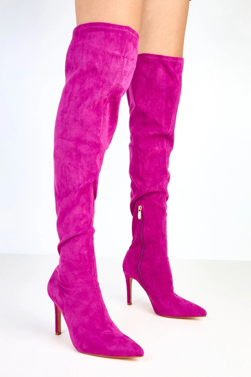 Botas altas de tacón violetas sobre... Botas altas de tacón violetas sobre...