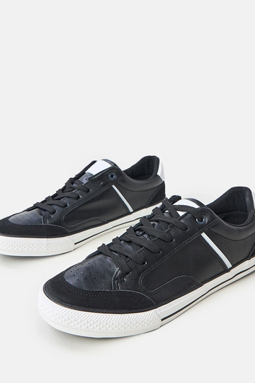 Zapatillas deportivas negras para hombre con detalles blancos William