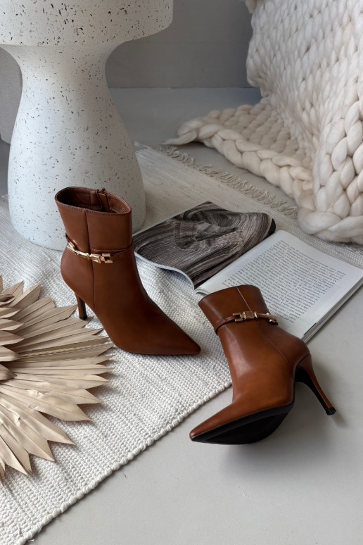 Botines marrones acolchados para mujer con tacones delgados, correas y elementos dorados "Bellisse"