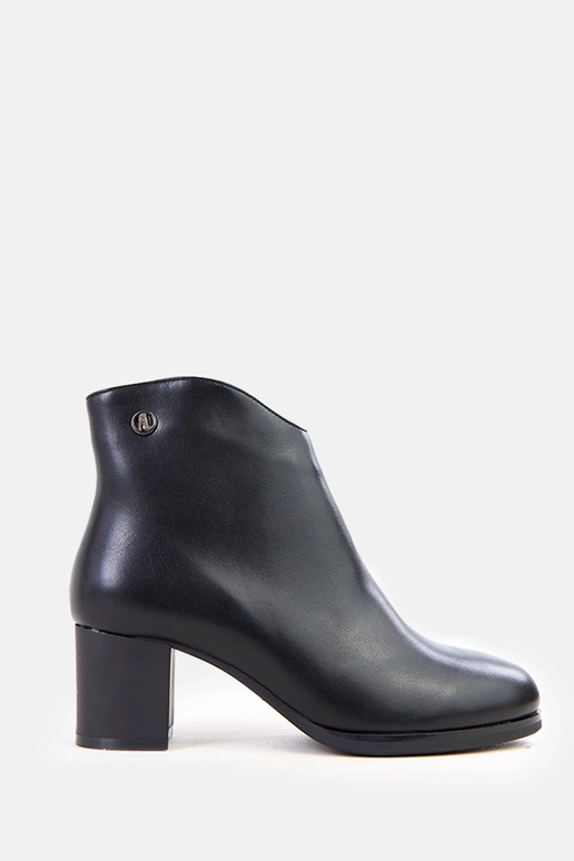 Botines negros con sutil adorno de...