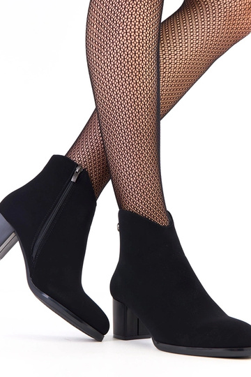 Botines negros con sutil adorno de eco piel Angelo