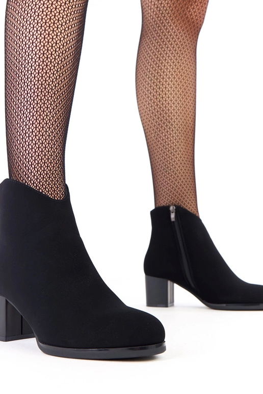 Botines negros con sutil adorno de...