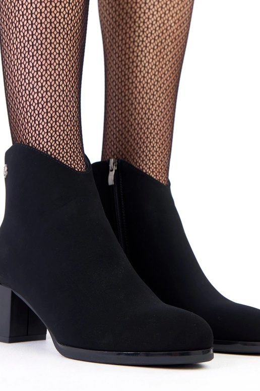 Botines negros con sutil adorno de...