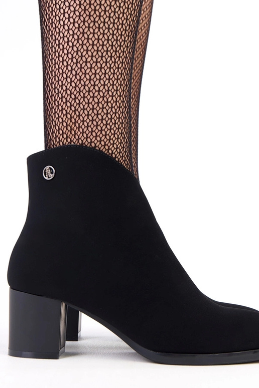 Botines negros con sutil adorno de...