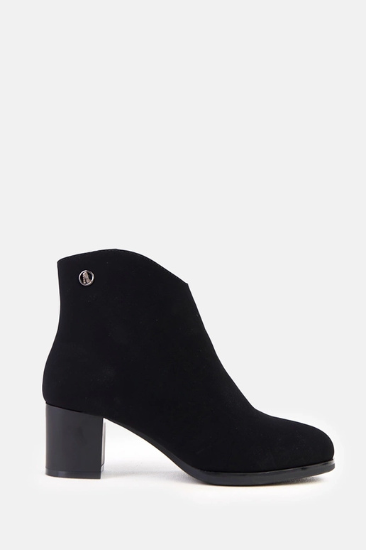 Botines negros con sutil adorno de...