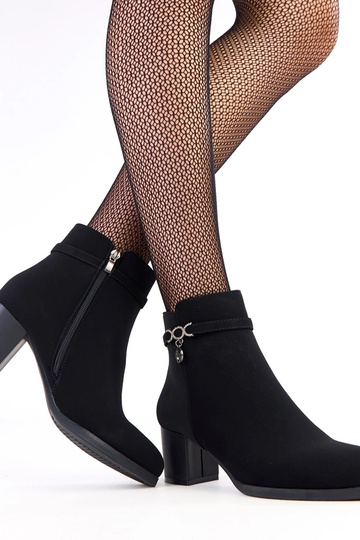 Botines negros con tira decorativa de eco piel Vernona