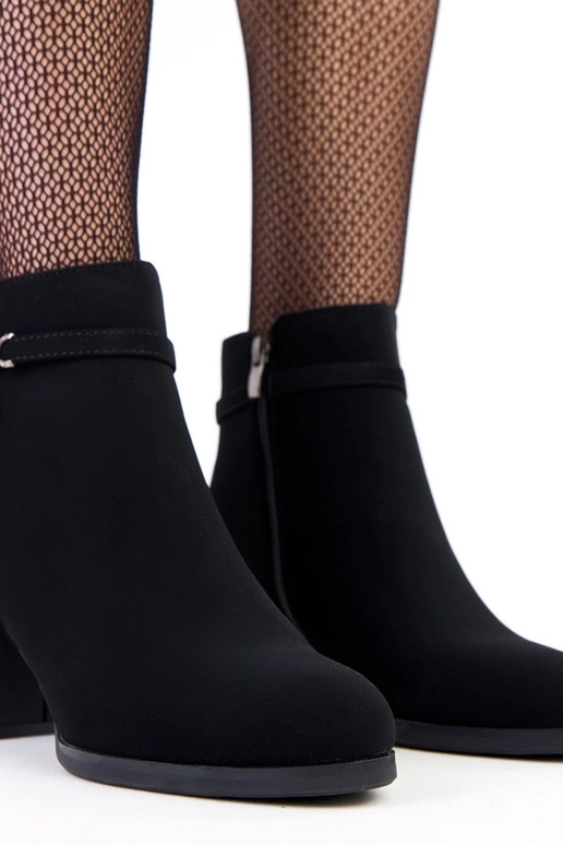 Botines negros con tira decorativa de...