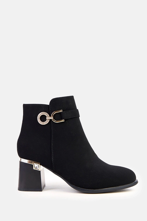 Botines negros elegantes con adornos...