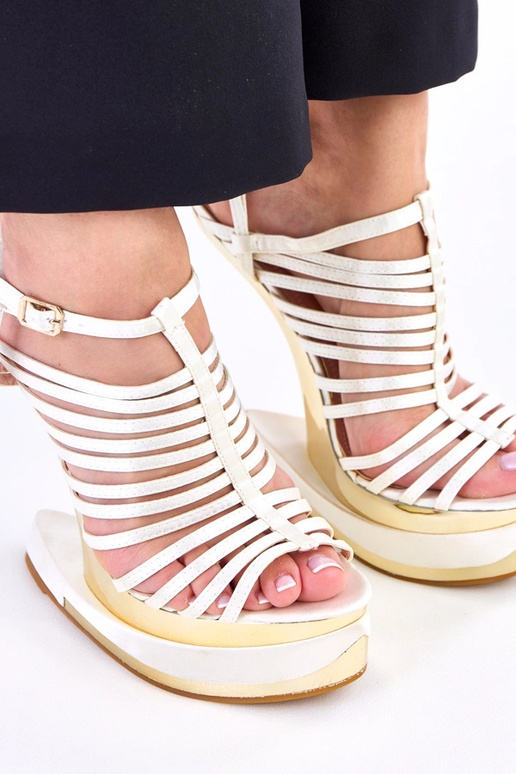 Sandalias color arena sobre tacón...