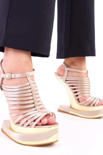 Sandalias marrones sobre...