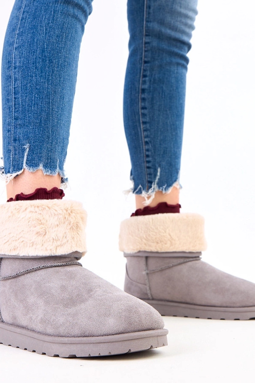 Botas de nieve grises con piel sobre...