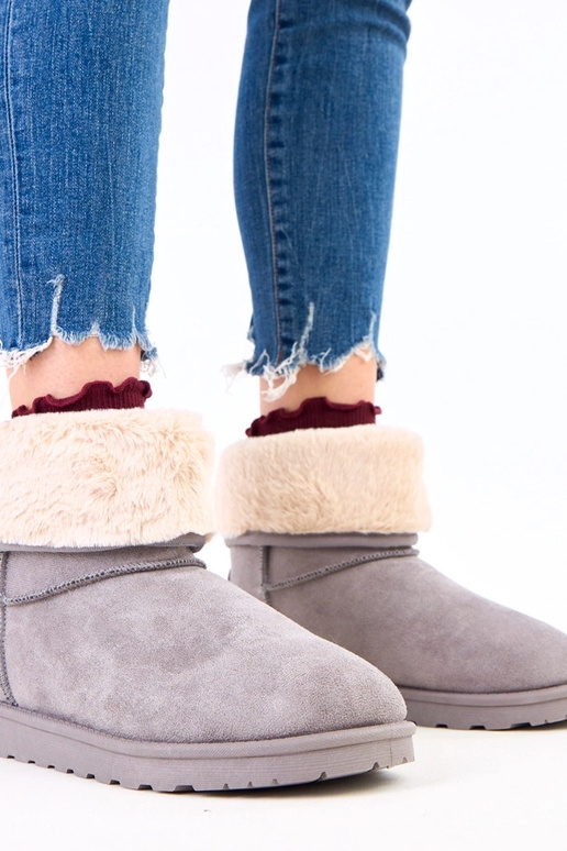 Botas de nieve grises con piel sobre...