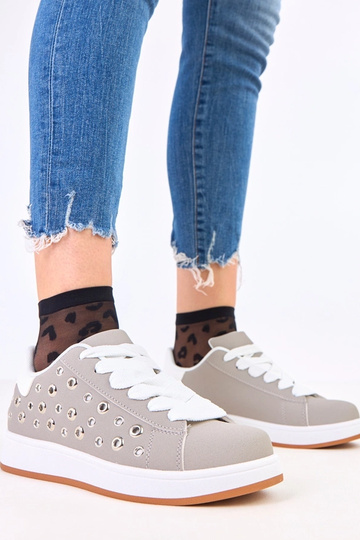 Zapatillas deportivas grises sobre plataforma con tachuelas Adelis